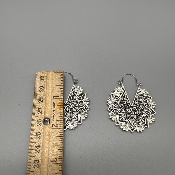 VTG Filigree Lotus Flower Hoop Earrings Silver Tone Tribal Ethnic BohoChic - Picture 4 of 4